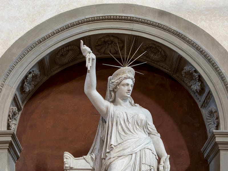 Pio Fedi, “Libertà della Poesia”, particolare della “Tomba monumentale di Giovan Battista Niccolini”, 1870-1876, marmo bianco di Carrara, marmo bardiglio grigio, ottone. Firenze, Santa Croce, controfacciata