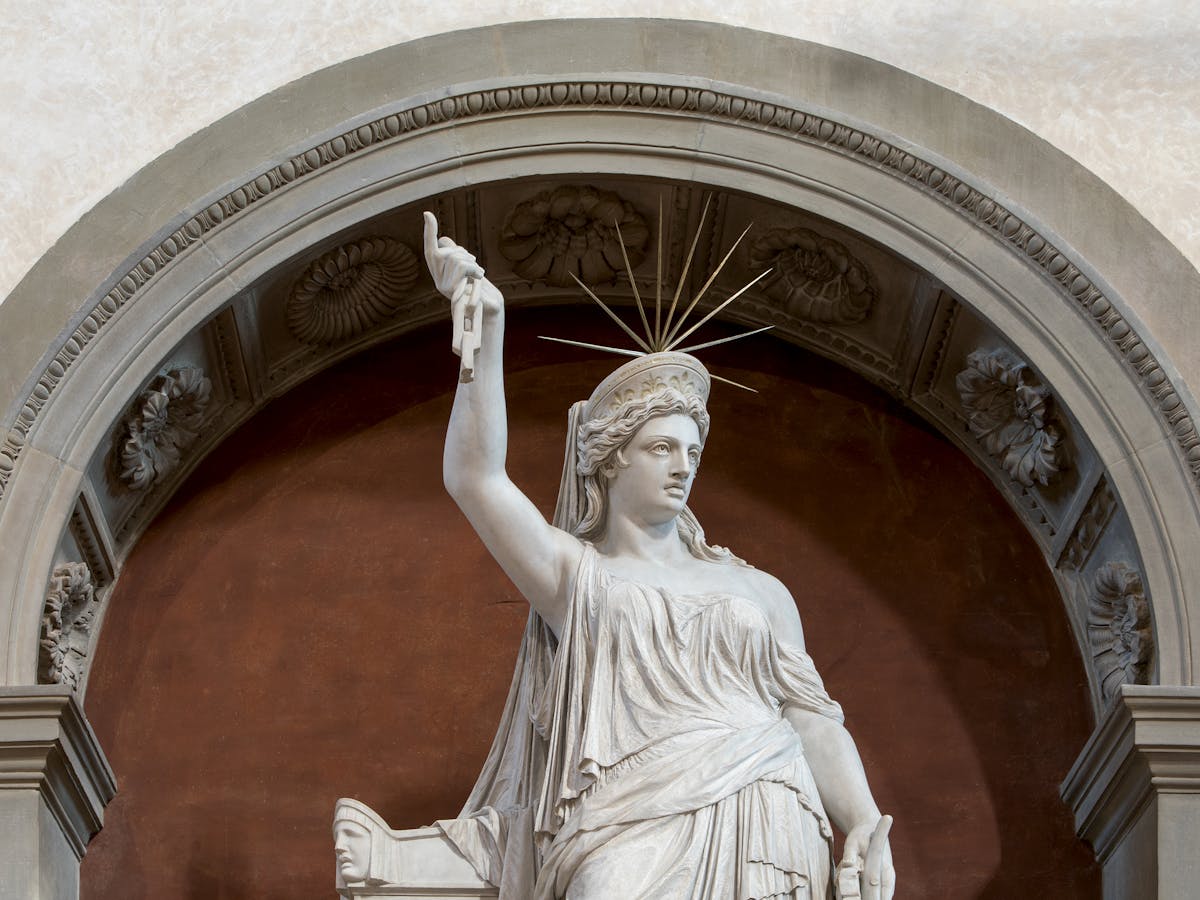 Pio Fedi, “Libertà della Poesia”, particolare della “Tomba monumentale di Giovan Battista Niccolini”, 1870-1876, marmo bianco di Carrara, marmo bardiglio grigio, ottone. Firenze, Santa Croce, controfacciata