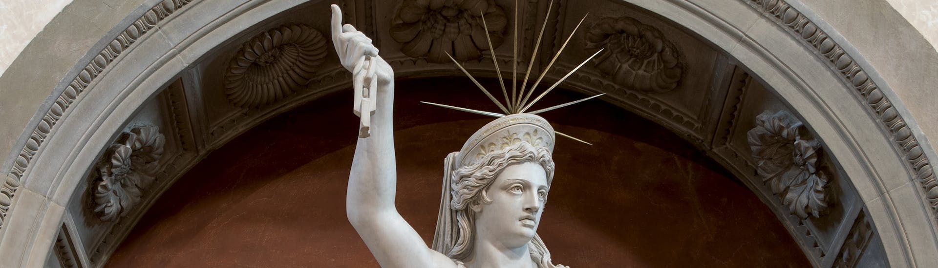 Pio Fedi, “Tomba monumentale di Giovan Battista Niccolini”, particolare, 1870-1876, marmo bianco di Carrara, marmo bardiglio grigio, ottone. Firenze, Santa Croce, controfacciata Pio Fedi, “Tomba monumentale di Giovan Battista Niccolini”, particolare, 1870-1876, marmo bianco di Carrara, marmo bardiglio grigio, ottone. Firenze, Santa Croce, controfacciata