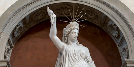 Pio Fedi, “Tomba monumentale di Giovan Battista Niccolini”, particolare, 1870-1876, marmo bianco di Carrara, marmo bardiglio grigio, ottone. Firenze, Santa Croce, controfacciata Pio Fedi, “Tomba monumentale di Giovan Battista Niccolini”, particolare, 1870-1876, marmo bianco di Carrara, marmo bardiglio grigio, ottone. Firenze, Santa Croce, controfacciata