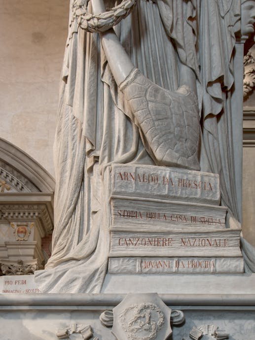 Pio Fedi, “Tomba monumentale di Giovan Battista Niccolini”, particolare, 1870-1876, marmo bianco di Carrara, marmo bardiglio grigio, ottone. Firenze, Santa Croce, controfacciata Pio Fedi, “Tomba monumentale di Giovan Battista Niccolini”, particolare, 1870-1876, marmo bianco di Carrara, marmo bardiglio grigio, ottone. Firenze, Santa Croce, controfacciata