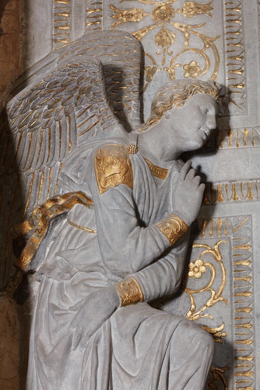 Donatello, “Arcangelo Gabriele”, particolare della “Annunciazione della Vergine (Annunciazione Cavalcanti)", 1433-1435 circa, pietra serena lumeggiata d’oro; putti in terracotta e stucco. Firenze, Santa Croce, navata destra
