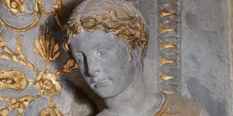 Donatello, “Vergine”, particolare della “Annunciazione della Vergine (Annunciazione Cavalcanti)", 1433-1435 circa, pietra serena lumeggiata d’oro; putti in terracotta e stucco. Firenze, Santa Croce, navata destra Donatello, “Vergine”, particolare della “Annunciazione della Vergine (Annunciazione Cavalcanti)", 1433-1435 circa, pietra serena lumeggiata d’oro; putti in terracotta e stucco. Firenze, Santa Croce, navata destra