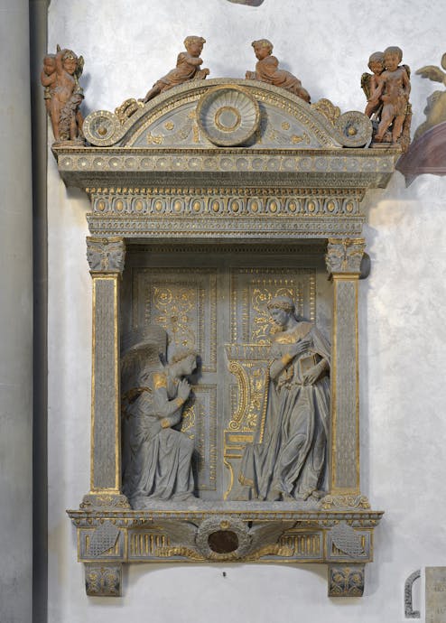 Donatello, “Annunciazione della Vergine (Annunciazione Cavalcanti)", 1433-1435 circa, pietra serena lumeggiata d’oro; putti in terracotta e stucco. Firenze, Santa Croce, navata destra