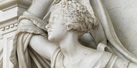 Félicie e Hippolyte de Fauveau, "Tomba monumentale di Louise de Favreau", particolare, 1855-1856, marmo. Firenze, Santa Croce, primo chiostro, loggiato superiore Félicie e Hippolyte de Fauveau, "Tomba monumentale di Louise de Favreau", particolare, 1855-1856, marmo. Firenze, Santa Croce, primo chiostro, loggiato superiore