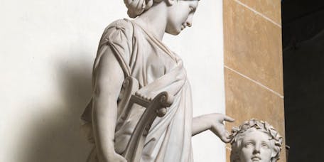 Odoardo Fantacchiotti, "Armonia incorona il Genio", particolare del "Monumento a Luigi Cherubini", 1869, marmo. Firenze, Santa Croce, transetto sinistro Odoardo Fantacchiotti, "Armonia incorona il Genio", particolare del "Monumento a Luigi Cherubini", 1869, marmo. Firenze, Santa Croce, transetto sinistro