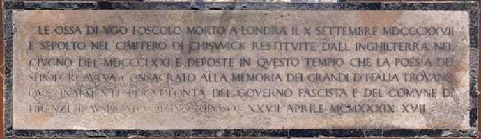 “Epigrafe della lapide pavimentale”, particolare della “Tomba monumentale di Ugo Foscolo”, particolare, 1935-1937, inaugurato 1939, marmo. Firenze, Santa Croce, navata destra