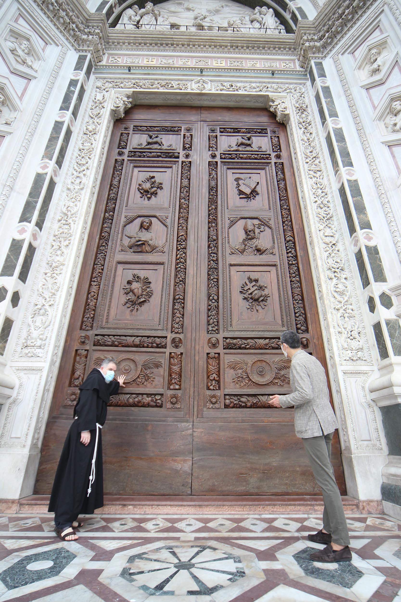 Stefano Filipponoi e Padre Paolo Bocci davanti al portone principale della basilica di Santa Croce, Firenze