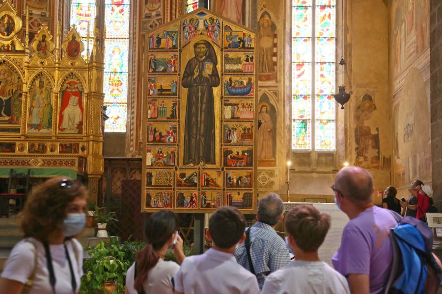 Visitatori davanti alla Tavola Bardi, basilica di Santa Croce, Firenze