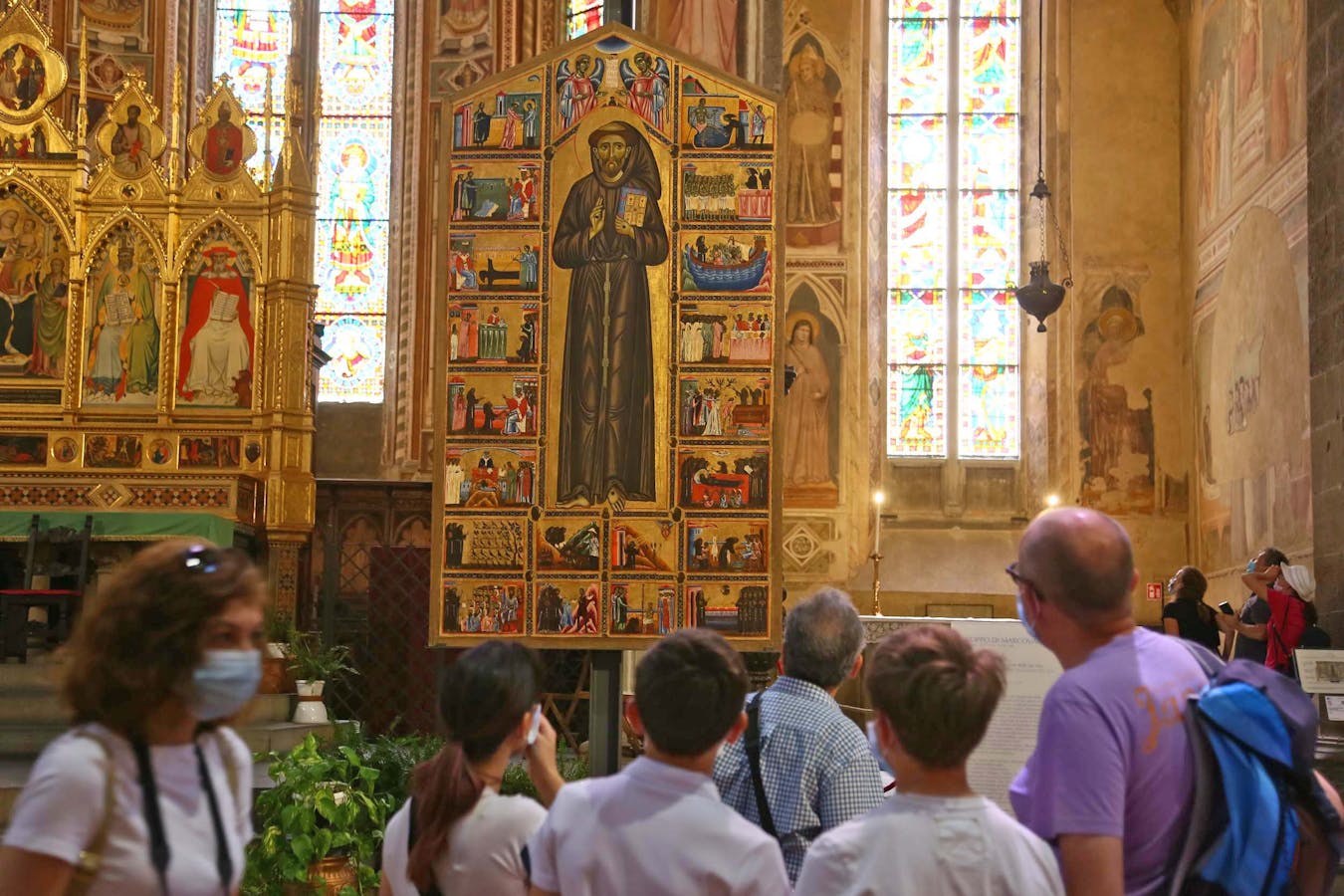 Visitatori davanti alla Tavola Bardi, basilica di Santa Croce, Firenze