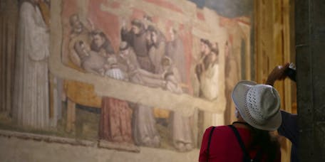 Visitatori davanti ai dipinti murali di giotto nella cappella bardi. basilica di santa croce a firenze Visitatori davanti ai dipinti murali di giotto nella cappella bardi. basilica di santa croce a firenze