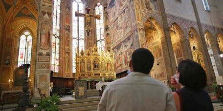 Visitatori davanti alla cappella maggiore nella basilica di santa croce a firenze Visitatori davanti alla cappella maggiore nella basilica di santa croce a firenze