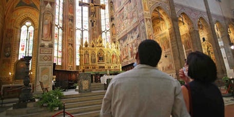 Visitatori davanti alla cappella maggiore nella basilica di santa croce a firenze Visitatori davanti alla cappella maggiore nella basilica di santa croce a firenze