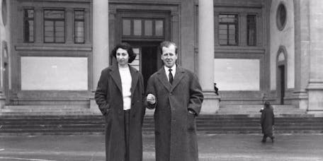 Ernesto e Pina Ragionieri di fronte alla Biblioteca Nazionale di Firenze negli Anni Cinquanta Ernesto e Pina Ragionieri di fronte alla Biblioteca Nazionale di Firenze negli Anni Cinquanta