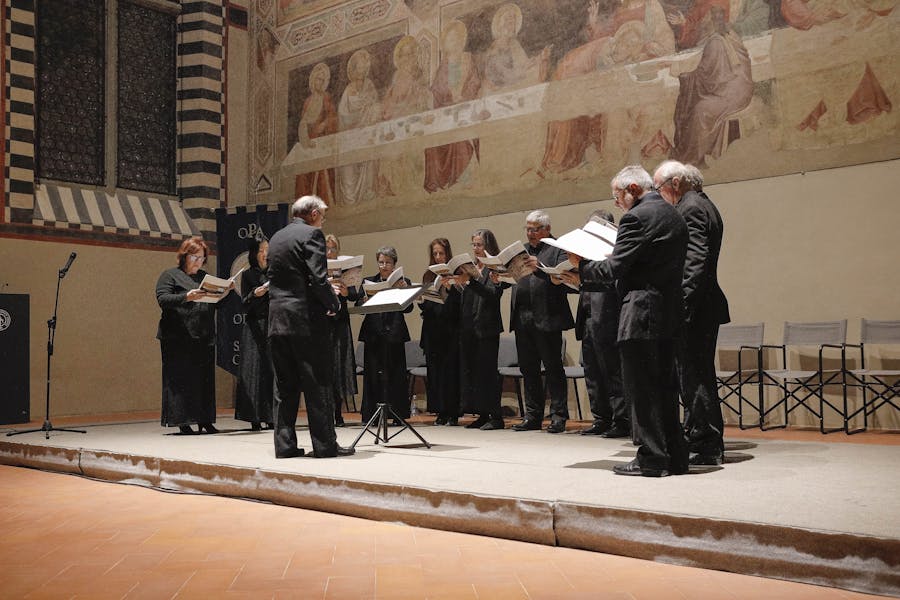 Il coro gregoriano dei Viri Galilaei nel Cenacolo di Santa Croce, Firenze. Il coro gregoriano dei Viri Galilaei nel Cenacolo di Santa Croce, Firenze.