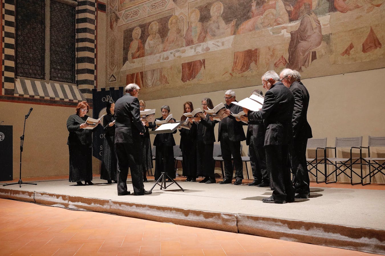 Il coro gregoriano dei Viri Galilaei nel Cenacolo di Santa Croce, Firenze. Il coro gregoriano dei Viri Galilaei nel Cenacolo di Santa Croce, Firenze.
