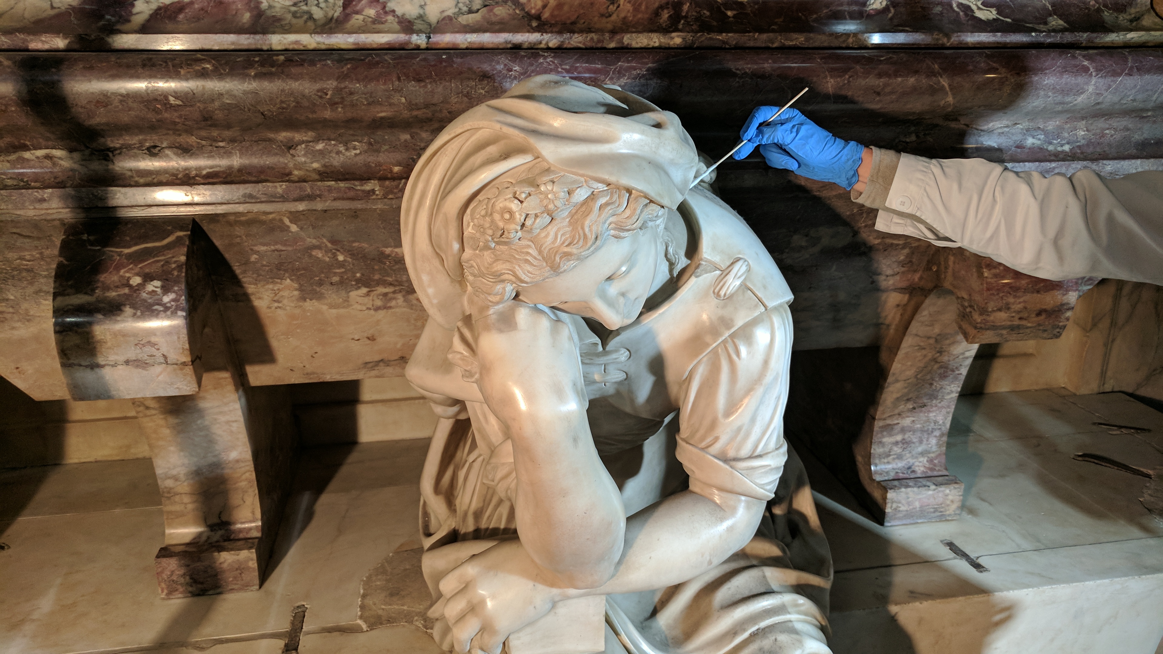 Intervento di pulitura sulla “Tomba monumentale di Michelangelo Buonarroti”, 1564-1576, marmo e affresco. Firenze, Santa Croce, navata destra
