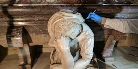 Intervento di pulitura sulla “Tomba monumentale di Michelangelo Buonarroti”, 1564-1576, marmo e affresco. Firenze, Santa Croce, navata destra Intervento di pulitura sulla “Tomba monumentale di Michelangelo Buonarroti”, 1564-1576, marmo e affresco. Firenze, Santa Croce, navata destra