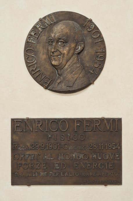 Corrado Cagli, “Memoria di Enrico Fermi”, 1968, bronzo. Firenze, Santa Croce, navata sinistra