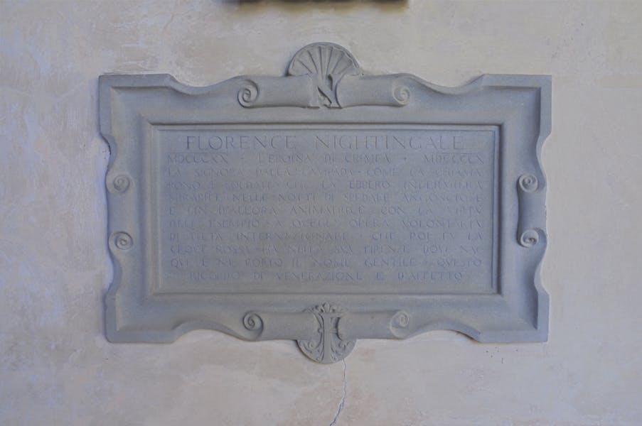 Francis William Sargant, “Epigrafe su tabella“, particolare di “Monumento a Florence Nightingale”, 1913, marmo e pietra serena. Firenze, Santa Croce, primo chiostro