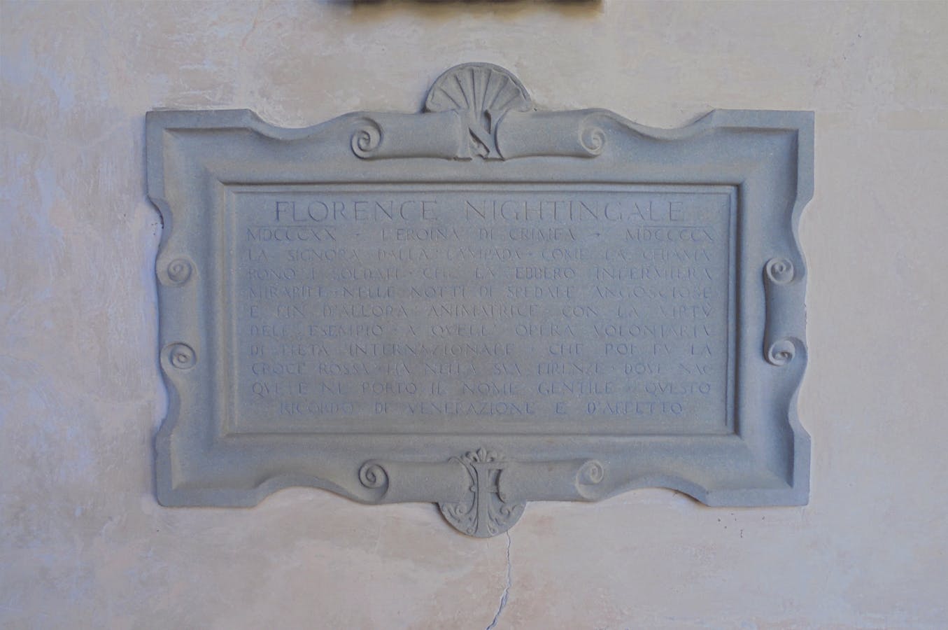 Francis William Sargant, “Epigrafe su tabella“, particolare di “Monumento a Florence Nightingale”, 1913, marmo e pietra serena. Firenze, Santa Croce, primo chiostro