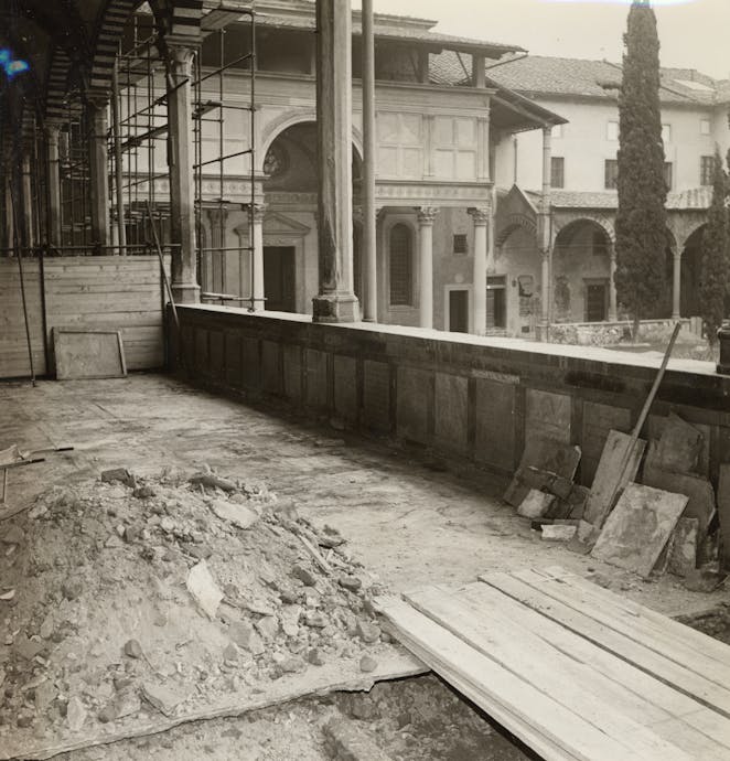 Rimozione dei monumenti e delle lapidi sepolcrali dai chiostri, 1960 circa. Firenze, Santa Croce, loggiato sud della basilica
