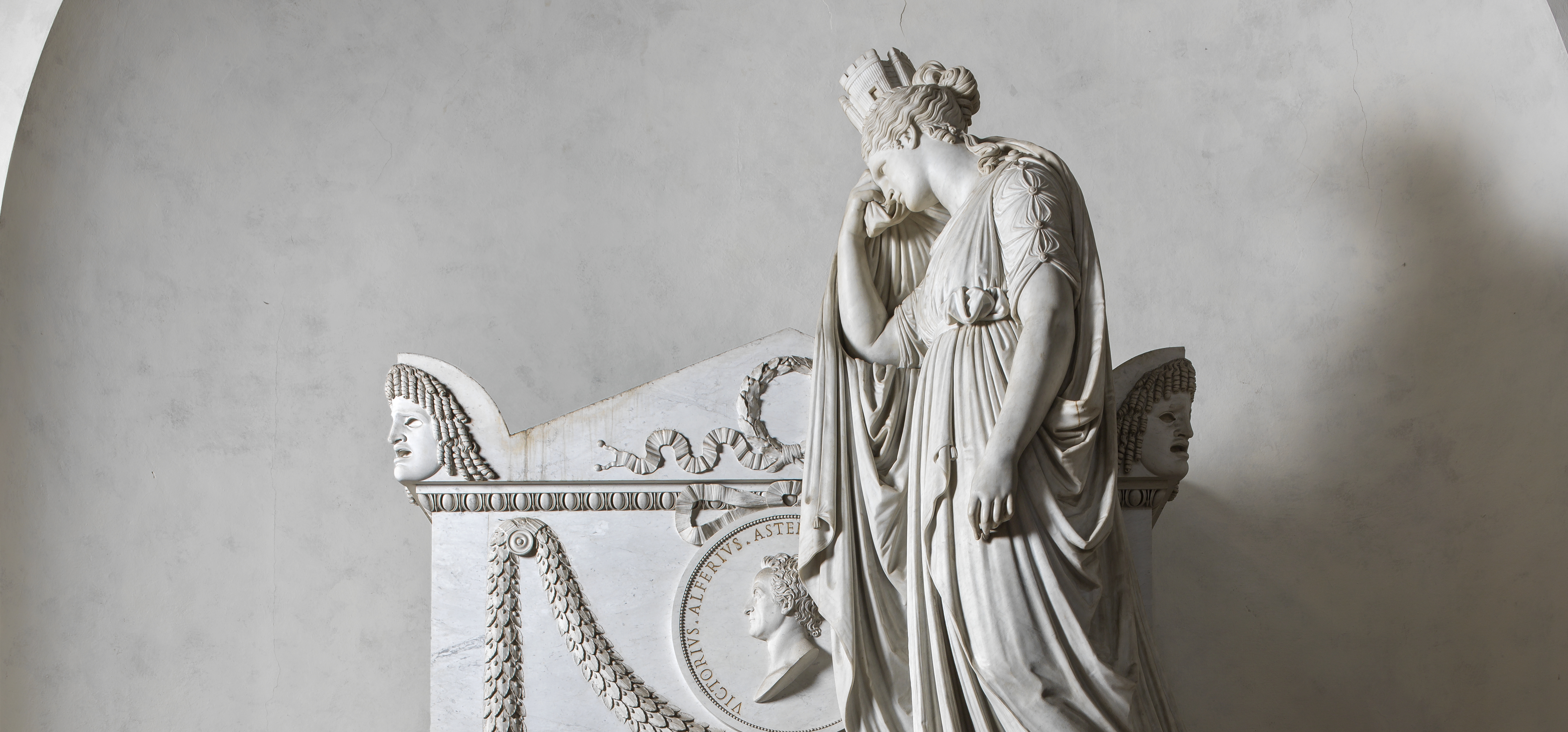 Antonio Canova, “Italia”, particolare della “Tomba monumentale di Vittorio Alfieri”, 1804-1810, marmo. Firenze, Santa Croce, navata destra