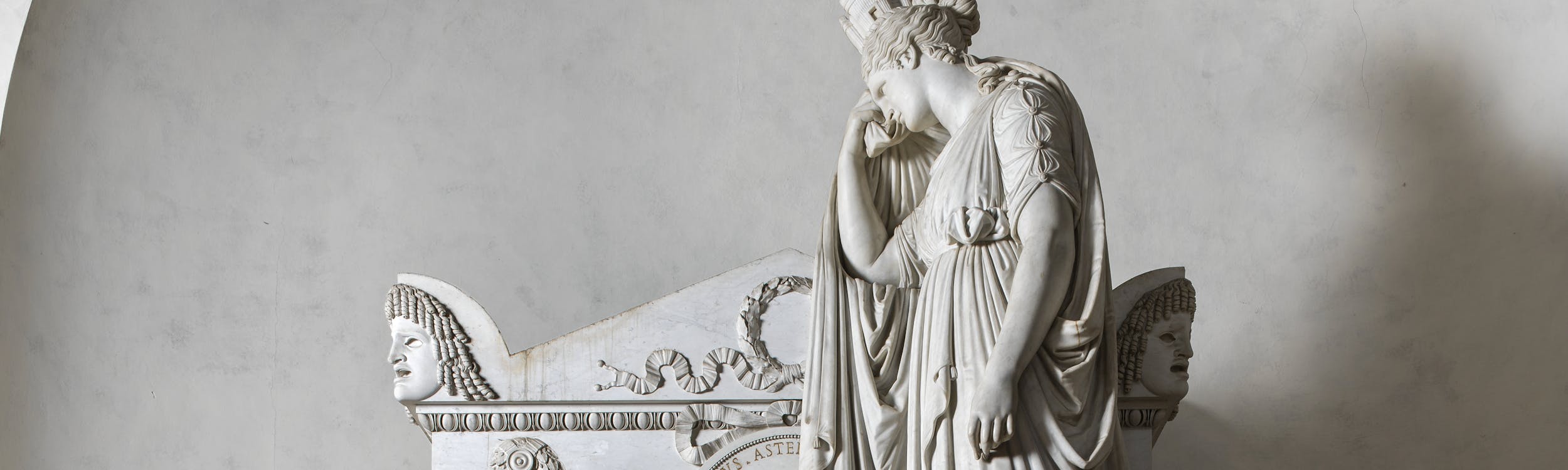 Antonio Canova, “Italia”, particolare della “Tomba monumentale di Vittorio Alfieri”, 1804-1810, marmo. Firenze, Santa Croce, navata destra Antonio Canova, “Italia”, particolare della “Tomba monumentale di Vittorio Alfieri”, 1804-1810, marmo. Firenze, Santa Croce, navata destra
