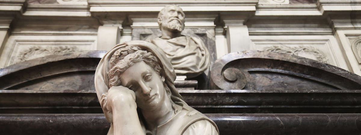Giorgio Vasari: progetto; Battista Lorenzi: “Busto di Michelangelo”, “Pittura”; Valerio Cioli: “Scultura”; Giovanni Bandini detto Giovanni dell’Opera: “Architettura”; Giovan Battista Naldini: “Pietà e angeli reggicortina”, “Tomba monumentale di Michelangelo Buonarroti”, particolare, 1564-1576, marmo e affresco. Firenze, Santa Croce, navata destra Giorgio Vasari: progetto; Battista Lorenzi: “Busto di Michelangelo”, “Pittura”; Valerio Cioli: “Scultura”; Giovanni Bandini detto Giovanni dell’Opera: “Architettura”; Giovan Battista Naldini: “Pietà e angeli reggicortina”, “Tomba monumentale di Michelangelo Buonarroti”, particolare, 1564-1576, marmo e affresco. Firenze, Santa Croce, navata destra