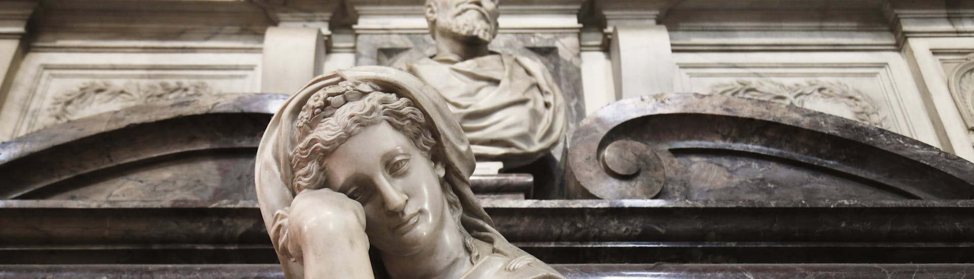 Giorgio Vasari: progetto; Battista Lorenzi: “Busto di Michelangelo”, “Pittura”; Valerio Cioli: “Scultura”; Giovanni Bandini detto Giovanni dell’Opera: “Architettura”; Giovan Battista Naldini: “Pietà e angeli reggicortina”, “Tomba monumentale di Michelangelo Buonarroti”, particolare, 1564-1576, marmo e affresco. Firenze, Santa Croce, navata destra Giorgio Vasari: progetto; Battista Lorenzi: “Busto di Michelangelo”, “Pittura”; Valerio Cioli: “Scultura”; Giovanni Bandini detto Giovanni dell’Opera: “Architettura”; Giovan Battista Naldini: “Pietà e angeli reggicortina”, “Tomba monumentale di Michelangelo Buonarroti”, particolare, 1564-1576, marmo e affresco. Firenze, Santa Croce, navata destra