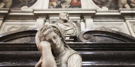 Giorgio Vasari: progetto; Battista Lorenzi: “Busto di Michelangelo”, “Pittura”; Valerio Cioli: “Scultura”; Giovanni Bandini detto Giovanni dell’Opera: “Architettura”; Giovan Battista Naldini: “Pietà e angeli reggicortina”, “Tomba monumentale di Michelangelo Buonarroti”, particolare, 1564-1576, marmo e affresco. Firenze, Santa Croce, navata destra Giorgio Vasari: progetto; Battista Lorenzi: “Busto di Michelangelo”, “Pittura”; Valerio Cioli: “Scultura”; Giovanni Bandini detto Giovanni dell’Opera: “Architettura”; Giovan Battista Naldini: “Pietà e angeli reggicortina”, “Tomba monumentale di Michelangelo Buonarroti”, particolare, 1564-1576, marmo e affresco. Firenze, Santa Croce, navata destra