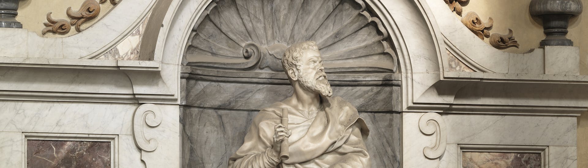 Giovanni Battista Foggini: “Busto di Galileo”; Vincenzo Foggini: “Astronomia”; Girolamo Ticciati: “Geometria” , particolare della “Tomba monumentale di Galileo Galilei”, particolare, 1737, marmo. Firenze, Santa Croce, navata sinistra Giovanni Battista Foggini: “Busto di Galileo”; Vincenzo Foggini: “Astronomia”; Girolamo Ticciati: “Geometria” , particolare della “Tomba monumentale di Galileo Galilei”, particolare, 1737, marmo. Firenze, Santa Croce, navata sinistra