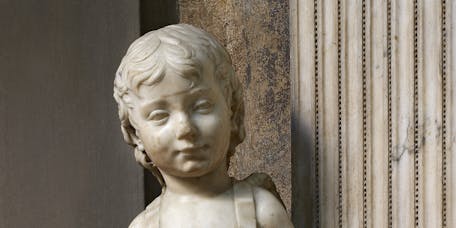 Desiderio da Settignano, “Putto reggi-scudo”, particolare della “Tomba monumentale di Carlo Marsuppini”, 1454-1459, marmo e affresco. Firenze, Santa Croce, navata sinistra Desiderio da Settignano, “Putto reggi-scudo”, particolare della “Tomba monumentale di Carlo Marsuppini”, 1454-1459, marmo e affresco. Firenze, Santa Croce, navata sinistra