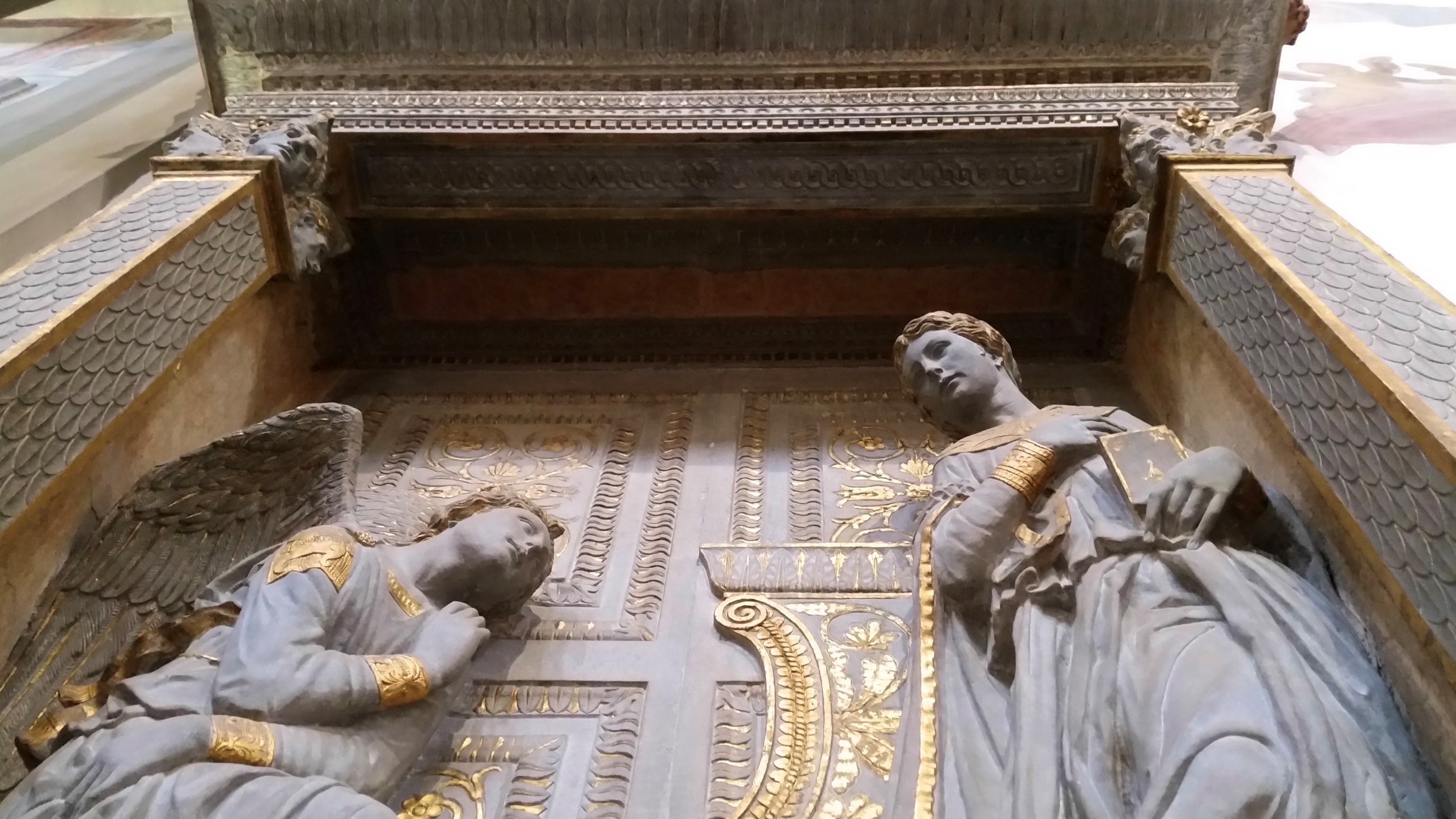 Donatello, “Annunciazione della Vergine (Annunciazione Cavalcanti)", particolare, 1433-1435 circa, pietra serena lumeggiata d’oro; putti in terracotta e stucco. Firenze, Santa Croce, navata destra