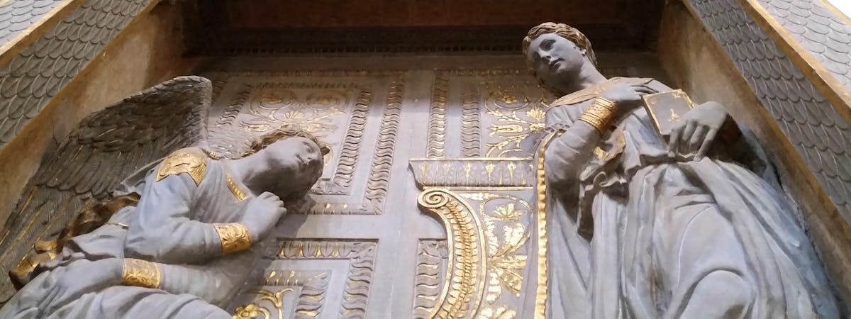 Donatello, “Annunciazione della Vergine (Annunciazione Cavalcanti)", particolare, 1433-1435 circa, pietra serena lumeggiata d’oro; putti in terracotta e stucco. Firenze, Santa Croce, navata destra Donatello, “Annunciazione della Vergine (Annunciazione Cavalcanti)", particolare, 1433-1435 circa, pietra serena lumeggiata d’oro; putti in terracotta e stucco. Firenze, Santa Croce, navata destra