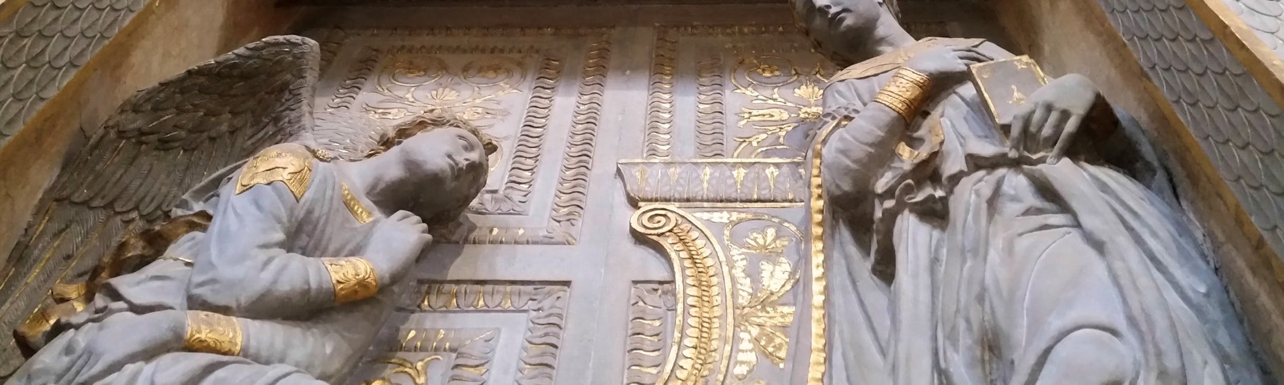 Donatello, “Annunciazione della Vergine (Annunciazione Cavalcanti)", particolare, 1433-1435 circa, pietra serena lumeggiata d’oro; putti in terracotta e stucco. Firenze, Santa Croce, navata destra Donatello, “Annunciazione della Vergine (Annunciazione Cavalcanti)", particolare, 1433-1435 circa, pietra serena lumeggiata d’oro; putti in terracotta e stucco. Firenze, Santa Croce, navata destra