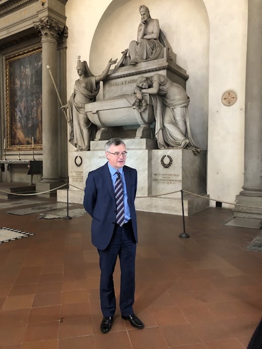 "Alessandro Barbero davanti al Cenotafio di Dante"