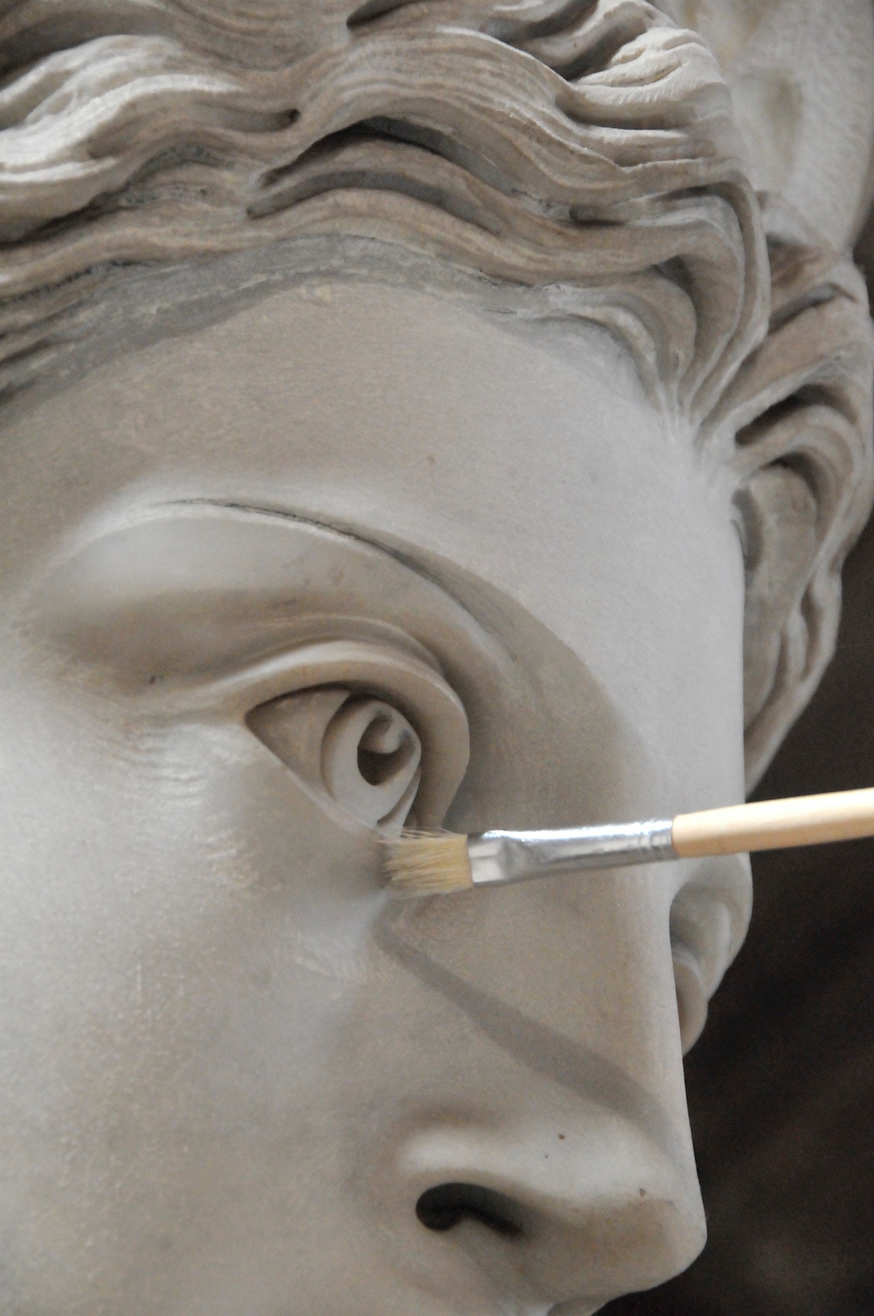 Restauro di Pio Fedi, “Tomba monumentale di Giovan Battista Niccolini”, 1870-1876, marmo bianco di Carrara, marmo bardiglio grigio, ottone. Firenze, Santa Croce, controfacciata