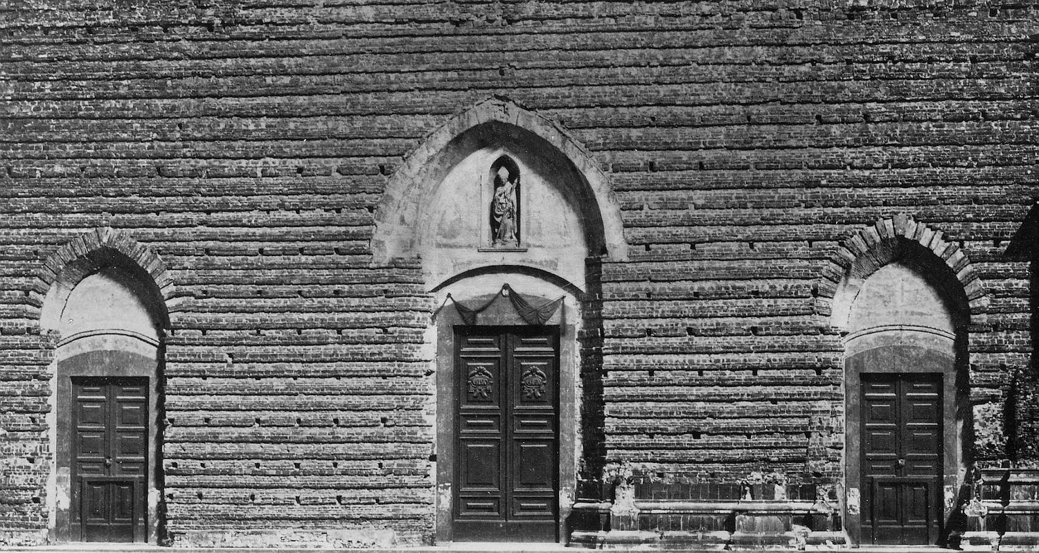 Detail of Santa Croce façade, before 1859. (Alinari photo) Detail of Santa Croce façade, before 1859. (Alinari photo)