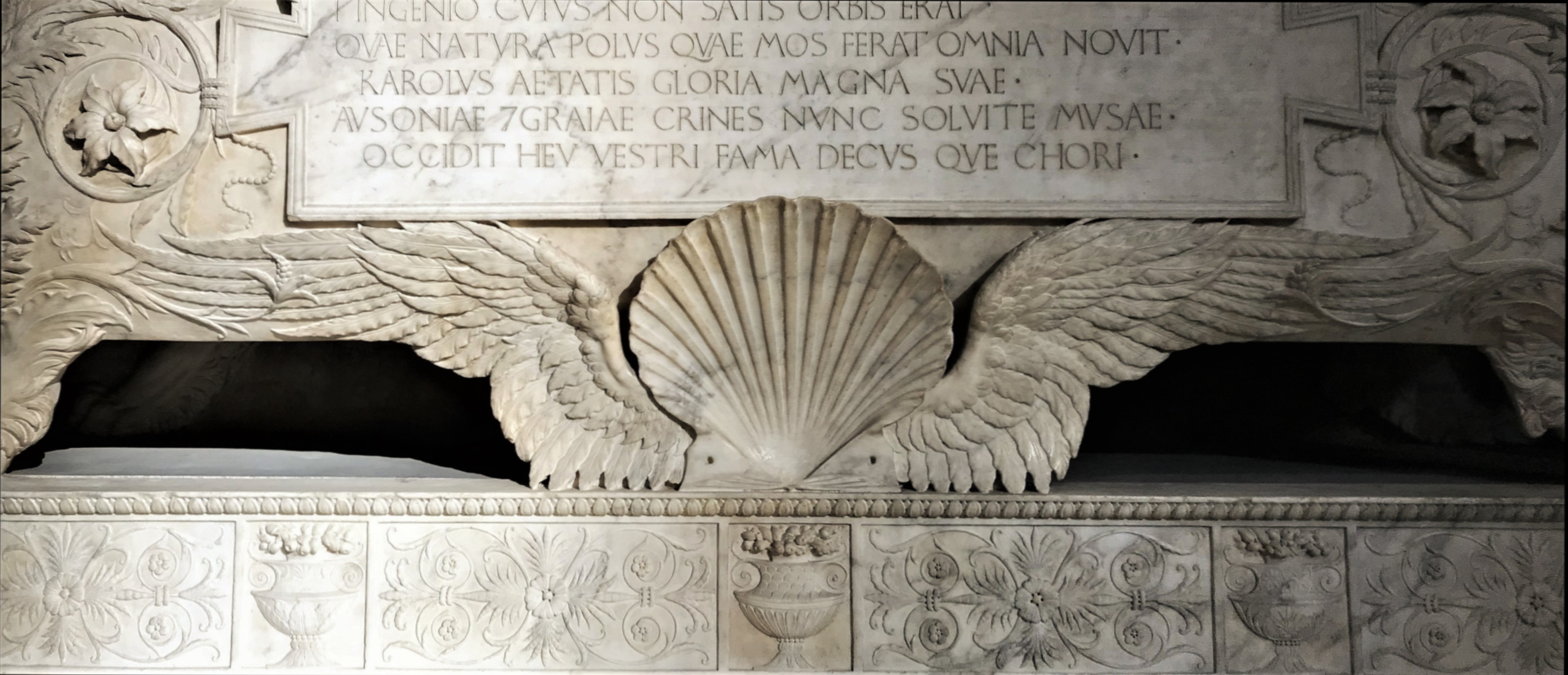 Desiderio da Settignano, “Tomba monumentale di Carlo Marsuppini”, particolare, 1454-1459, marmo e affresco. Firenze, Santa Croce, navata sinistra 