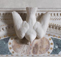 Emilio Santarelli, “Monumento funerario di Francesco Lombardi”, particolare, sec. XV (?) e sec. XIX, marmo. Firenze, Santa Croce, cappella Medici