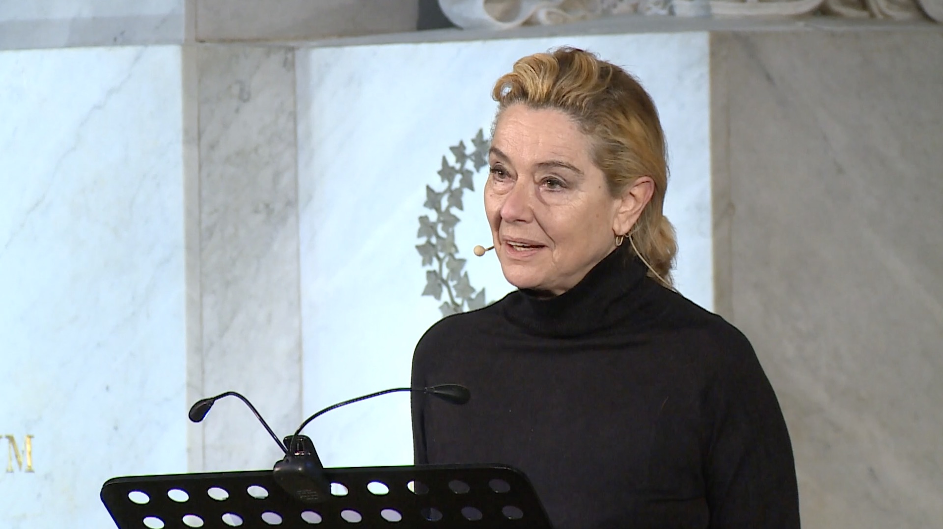 Monica Guerritore legge i versi della Divina Commedia in Santa Croce davanti al cenotafio di Dante