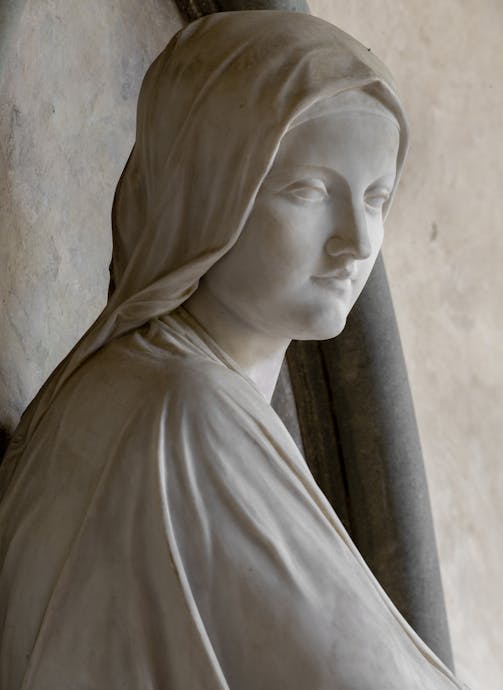 Francis William Sargant, “Monumento a Florence Nightingale”, particolare, 1913, marmo e pietra serena. Firenze, Santa Croce, primo chiostro