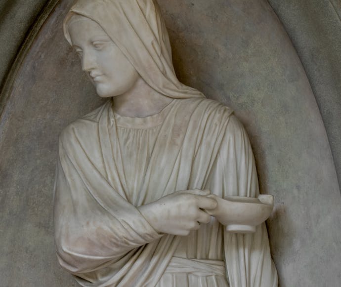 Francis William Sargant, “Monumento a Florence Nightingale”, particolare, 1913, marmo e pietra serena. Firenze, Santa Croce, primo chiostro