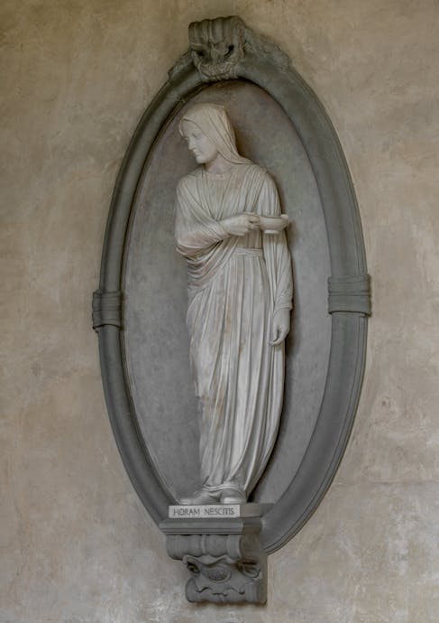 Francis William Sargant, “Monumento a Florence Nightingale”, 1913, marmo e pietra serena. Firenze, Santa Croce, primo chiostro