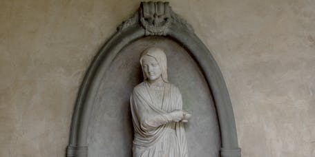 Francis William Sargant, “Monumento a Florence Nightingale”, 1913, marmo e pietra serena. Firenze, Santa Croce, primo chiostro Francis William Sargant, “Monumento a Florence Nightingale”, 1913, marmo e pietra serena. Firenze, Santa Croce, primo chiostro