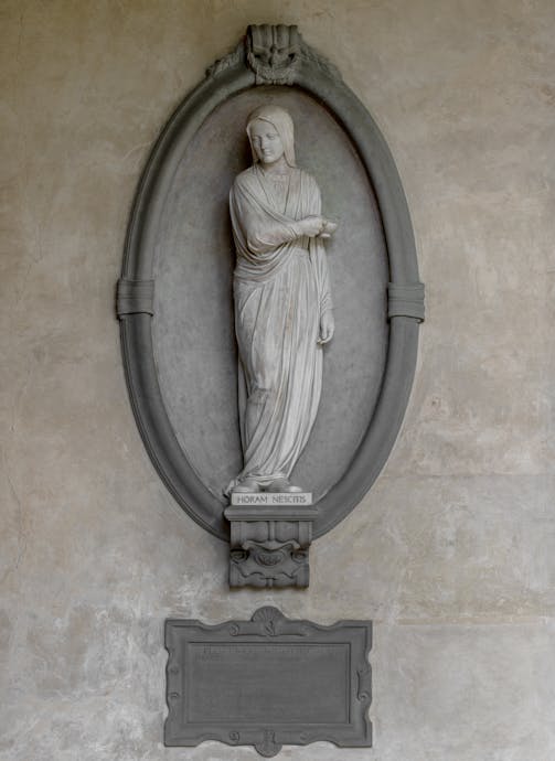 Francis William Sargant, “Monumento a Florence Nightingale”, 1913, marmo e pietra serena. Firenze, Santa Croce, primo chiostro Francis William Sargant, “Monumento a Florence Nightingale”, 1913, marmo e pietra serena. Firenze, Santa Croce, primo chiostro
