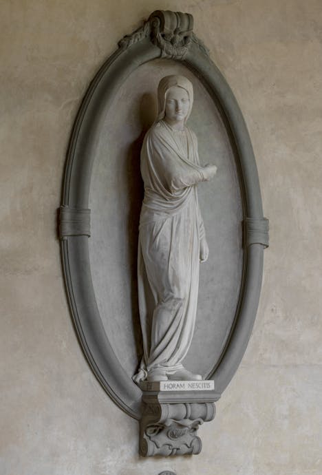 Francis William Sargant, “Monumento a Florence Nightingale”, 1913, marmo e pietra serena. Firenze, Santa Croce, primo chiostro