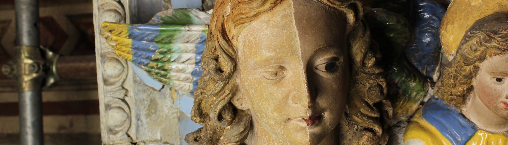 Restauro di Giovanni della Robbia, "Madonna col Bambino e santi", Firenze, Basilica di Santa Croce, Cappella Pulci Berardi Restauro di Giovanni della Robbia, "Madonna col Bambino e santi", Firenze, Basilica di Santa Croce, Cappella Pulci Berardi