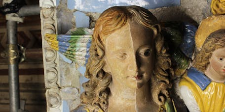 Restauro di Giovanni della Robbia, "Madonna col Bambino e santi", Firenze, Basilica di Santa Croce, Cappella Pulci Berardi Restauro di Giovanni della Robbia, "Madonna col Bambino e santi", Firenze, Basilica di Santa Croce, Cappella Pulci Berardi